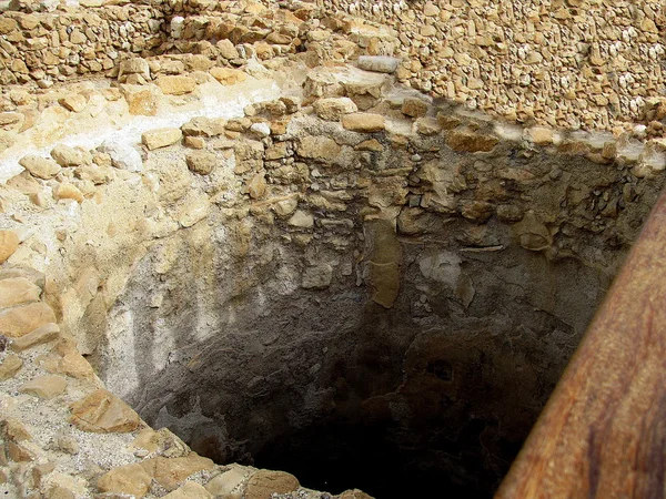 Antique artificial stone cistern for collecting water — Stock Photo, Image