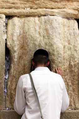 Ağlama duvarı (Batı duvarı dua tanımlanamayan genç adam)