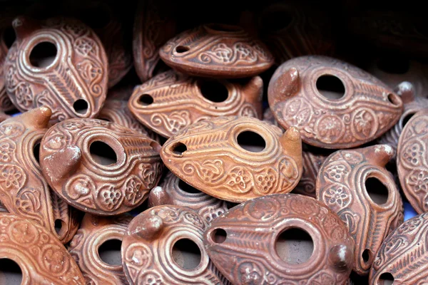 Clay lamps on Arab market in the Old City. Selective focus. Jerusalem. Israel. — Stock Photo, Image