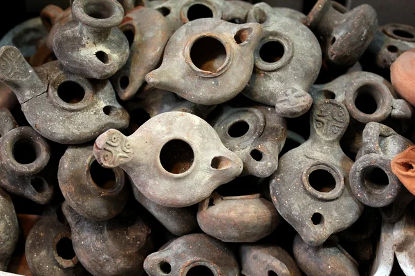 Lámparas de arcilla en el mercado árabe en la Ciudad Vieja. Enfoque selectivo. Jerusalén. Israel . — Foto de Stock