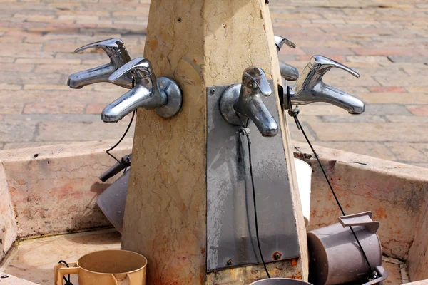 Grues avec de l'eau et des tasses rituelles spéciales pour se laver les mains Western Wall. Jérusalem Israël — Photo