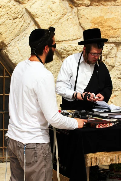 Judiska dyrkare be vid klagomuren en viktig judisk religiös plats. Jerusalem, israel — Stockfoto