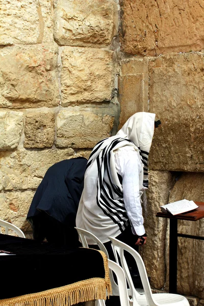 Hombre no identificado en tefilín rezando en el Muro de los Lamentos (Muro Occidental ) —  Fotos de Stock