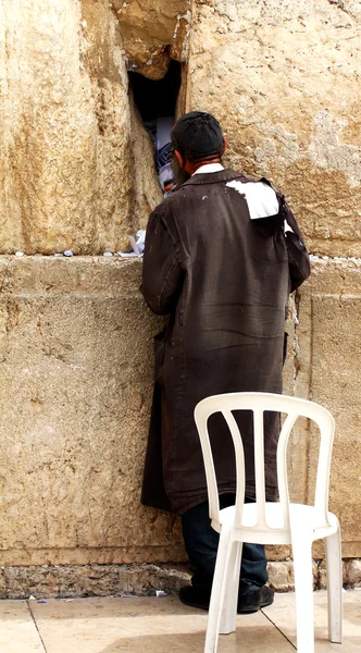 Hombre no identificado rezando en el Muro de los Lamentos (Muro Occidental ) — Foto de Stock