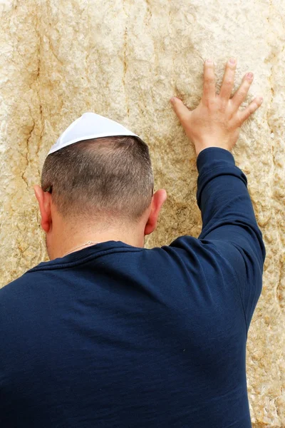 Adorador judío rezando en el Muro de los Lamentos un importante sitio religioso judío. Jerusalén, Israel — Foto de Stock