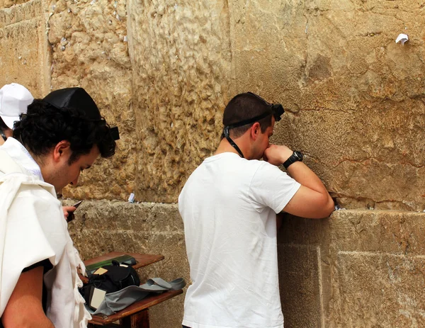 Jüdische Gläubige beten an der Klagemauer, einer bedeutenden jüdischen religiösen Stätte. — Stockfoto