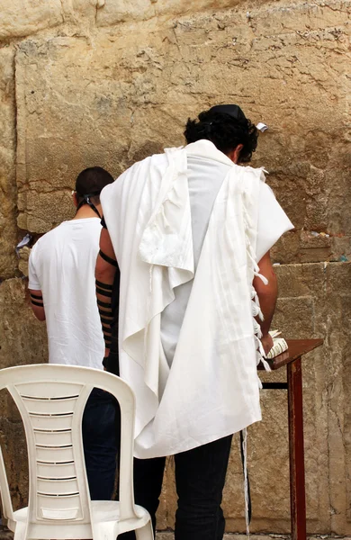 Jüdische Gläubige beten an der Klagemauer, einer bedeutenden jüdischen religiösen Stätte. — Stockfoto