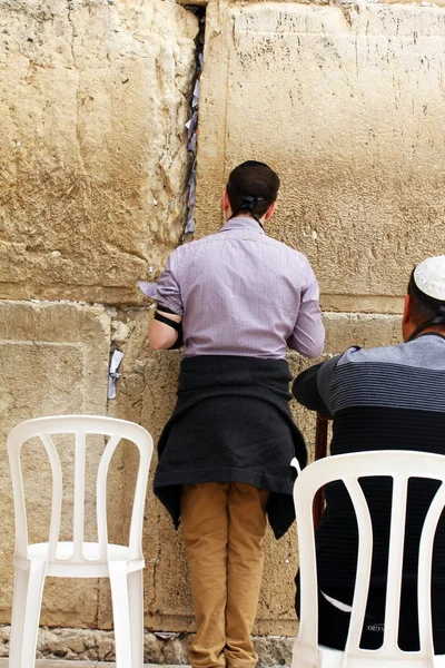 Еврейские поклонники молятся у Стены Плача на важном еврейском религиозном месте. Иерусалим, Израиль — стоковое фото