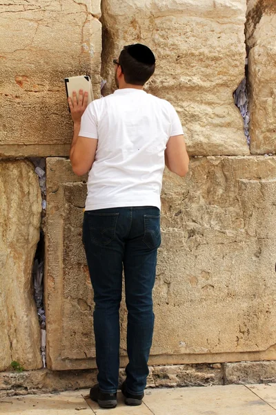 Giovane non identificato che prega al Muro del Pianto (Muro occidentale ) — Foto Stock