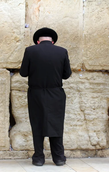 Hombre judío ortodoxo no identificado rezando en el Muro de los Lamentos (Muro occidental ) — Foto de Stock