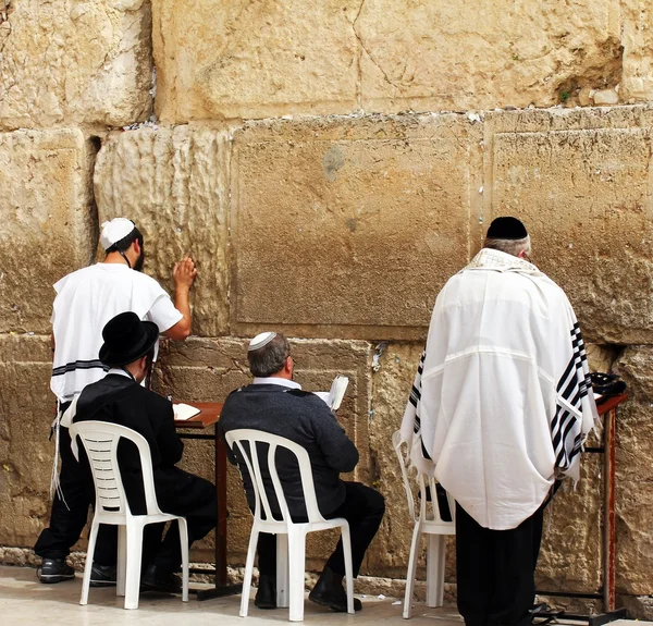 Homens judeus não identificados estão orando no Muro das Lamentações (Muro Ocidental ) — Fotografia de Stock