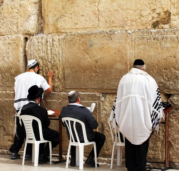 Los adoradores judíos rezan en el Muro de los Lamentos un importante lugar religioso judío en Jerusalén, Israel — Foto de Stock