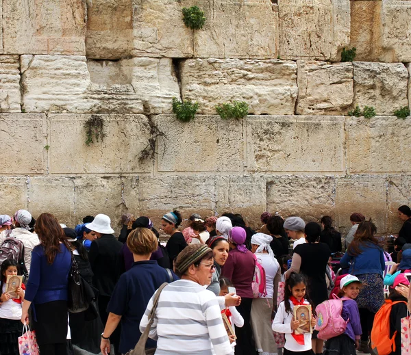 Judiska dyrkare (kvinnor) be vid klagomuren en viktig judisk religiös plats i jerusalem, israel — Stockfoto