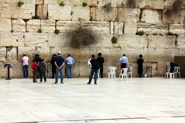 Jüdische Gläubige beten an der Klagemauer einer bedeutenden jüdischen religiösen Stätte in jerusalem, Israel — Stockfoto