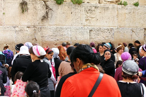 Jüdische Gläubige (Frauen) beten an der Klagemauer einer wichtigen jüdischen religiösen Stätte in jerusalem, Israel — Stockfoto