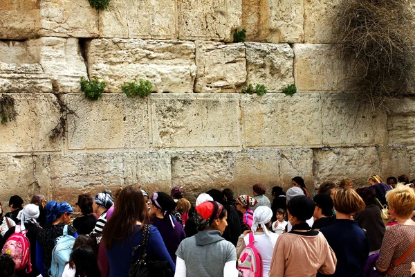 Adoradores judíos (mujeres) rezan en el Muro de los Lamentos un importante sitio religioso judío en Jerusalén, Israel — Foto de Stock