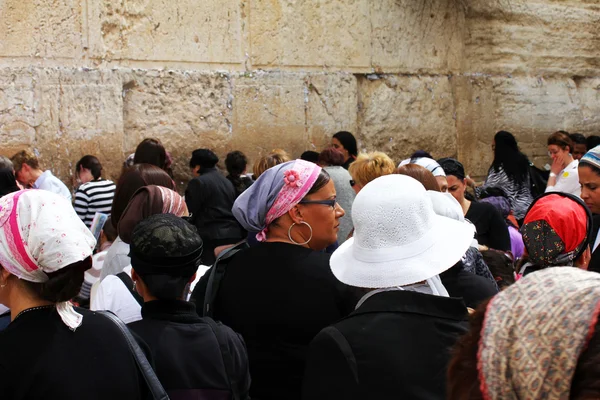 Adoradores judíos (mujeres) rezan en el Muro de los Lamentos un importante sitio religioso judío en Jerusalén, Israel — Foto de Stock