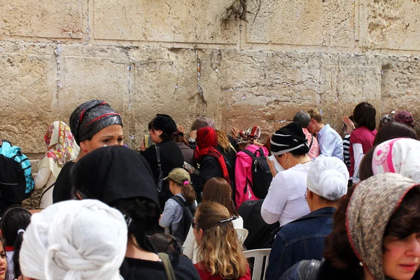 Adoradores judíos (mujeres) rezan en el Muro de los Lamentos un importante sitio religioso judío en Jerusalén, Israel — Foto de Stock