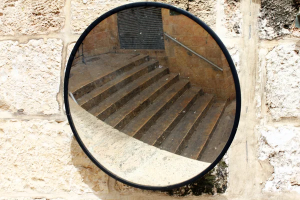 Espelho de segurança rodoviária de rua na cidade velha de Jerusalém — Fotografia de Stock