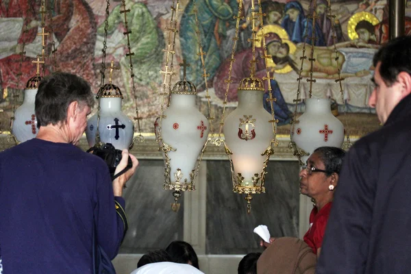 Peregrinos na Pedra da Unção na Igreja do Santo Sepulcro — Fotografia de Stock