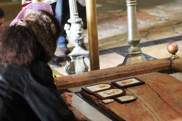 Pilgrim at the Stone of Anointing at the Church of the Holy Sepulcher — Stock Photo, Image