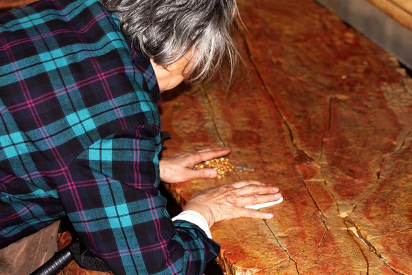 Pellegrino alla Pietra dell'Unzione nella Chiesa del Santo Sepolcro — Foto Stock