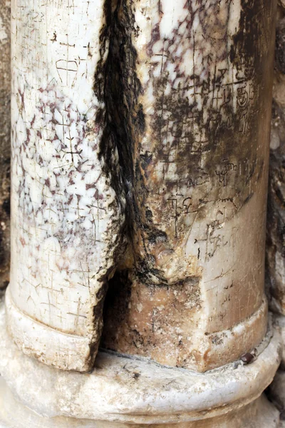 Marmorsäule an der Kirche des heiligen Grabes, vom Blitz gespalten — Stockfoto