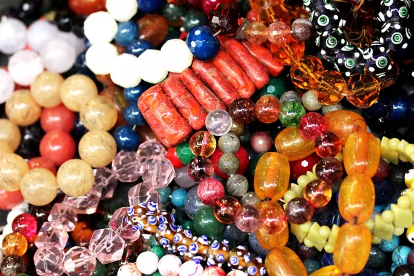Dámské šperky na bleším trhu. Selektivní zaměření — Stock fotografie