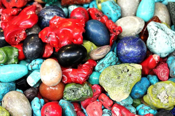 Semi-drahé kameny na bleším trhu. selektivní zaměření — Stock fotografie