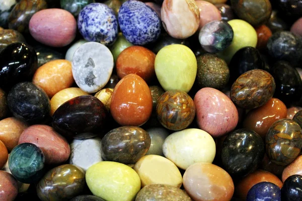 Pedras semi-preciosas no mercado de pulgas. Foco seletivo — Fotografia de Stock