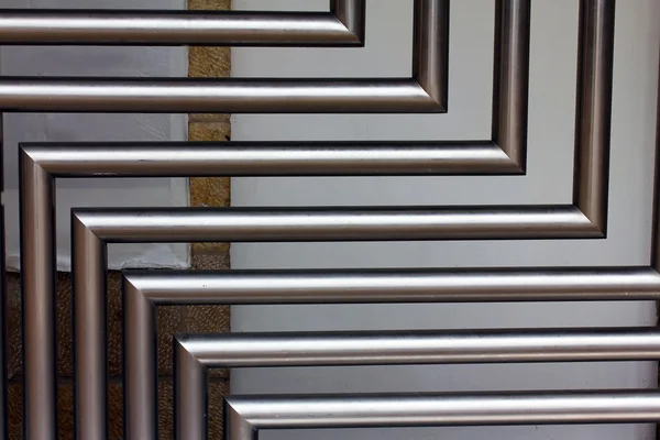 Duvara bir paslanmaz çelik borular — Stok fotoğraf