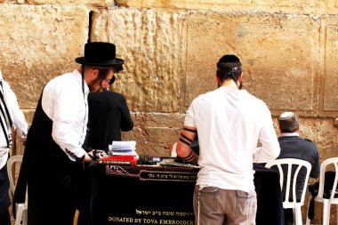 Jerusalem, İsrail - Mart 03: Yahudi kulları dua ağlama duvarı önemli bir Yahudi dini site üzerinde 03 Mart 2012 Kudüs, İsrail