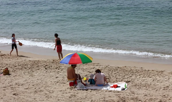 Tel aviv, Israël - 16 maart: onbekend op het strand in tel baruch, favoriete vakantievlek, aan het begin van het zwemseizoen op 16 maart 2013 in tel aviv, Israël. — Stockfoto