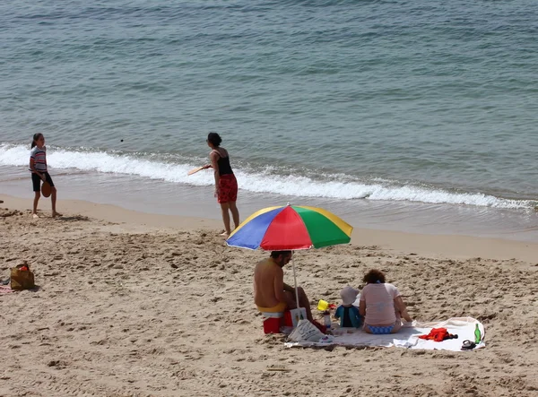 特拉维夫，以色列 — — 3 月 16 日： 未知电话在海滩上巴鲁克最喜欢的度假胜地，在 2013 年 3 月 16 日在以色列特拉维夫市的泳季开始时. — 图库照片