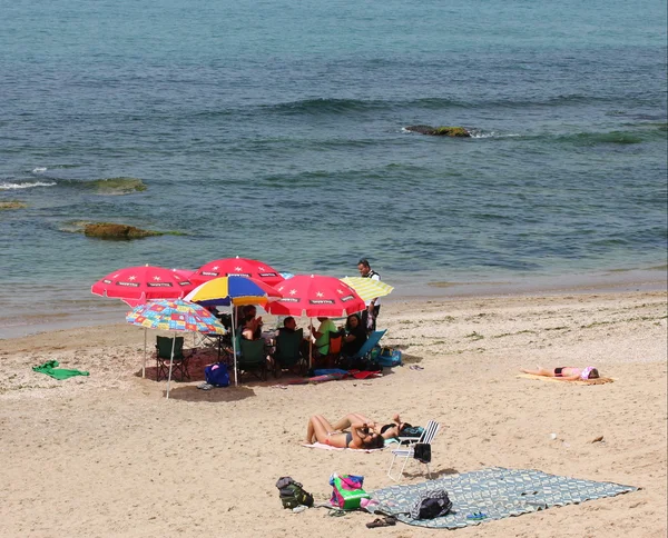 TEL AVIV, ISRAEL - 16 DE MARZO: Desconocido en la playa de Tel Baruch, lugar de vacaciones favorito, al comienzo de la temporada de baño el 16 de marzo de 2013 en Tel Aviv, Israel . —  Fotos de Stock