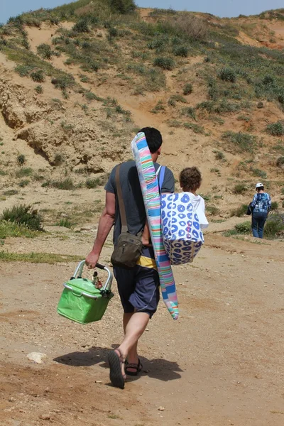 Tel aviv, israel - 16 mars: okänd på stranden i tel baruch, favorit semester plats, på början av säsongen simning på 16 mars 2013 i tel aviv, israel. — Stockfoto