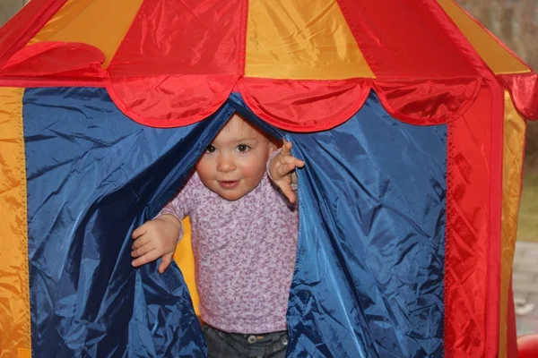 Ik verborg mezelf in een klein huis — Stockfoto