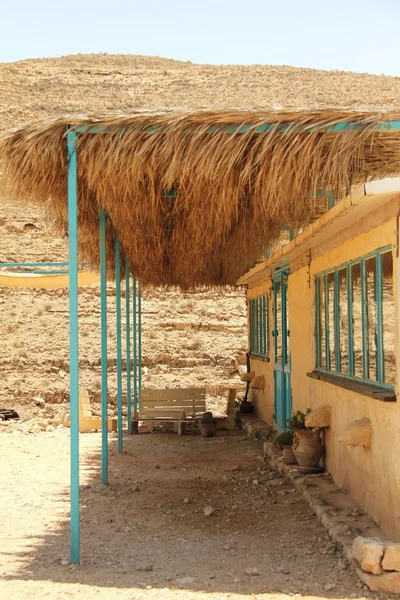 Gefangenschaft der landwirtschaftlichen Gebäude auf dem Ziegenhof in der Negev-Wüste — Stockfoto