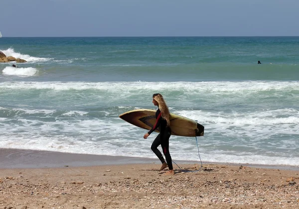 Mädchen mit Surfbrett — Stockfoto