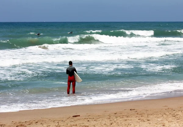 Pregătirea pentru surfing pe plajă — Fotografie, imagine de stoc
