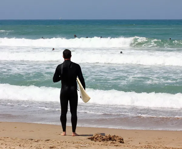 Vorbereitung auf das Surfen am Strand — Stockfoto