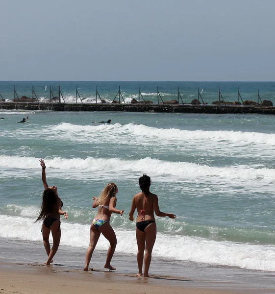 Meninas fazendo acrobacias na praia — Fotografia de Stock