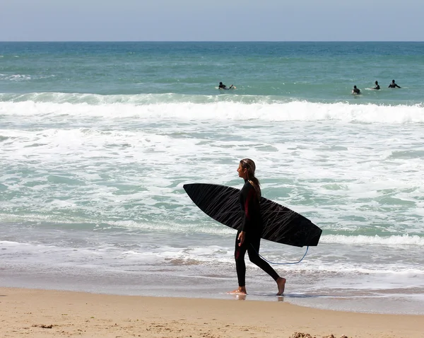 Mädchen mit Surfbrett — Stockfoto