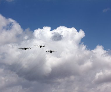 Üç İsrail Hava Kuvvetleri dört motorlu turboprop uçaklar geçit Bağımsızlık günü onuruna, Powered by.