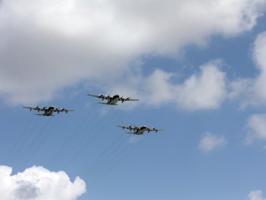 Üç İsrail Hava Kuvvetleri dört motorlu turboprop uçaklar geçit Bağımsızlık günü onuruna, Powered by.