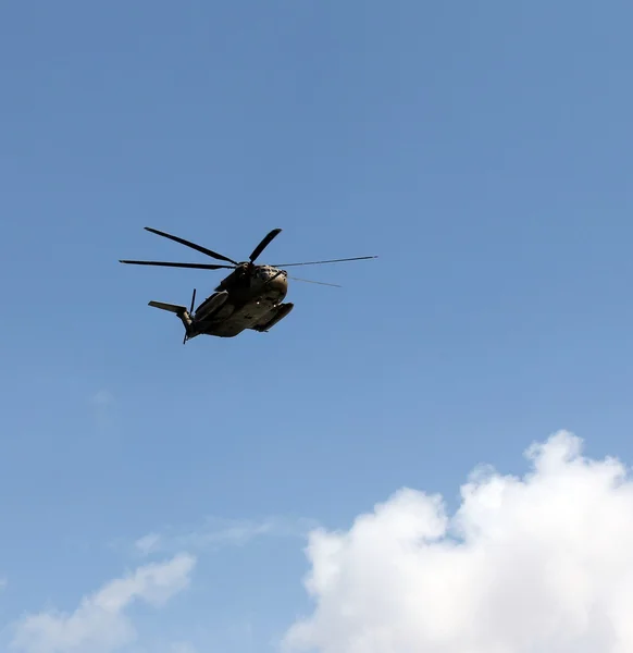 Israeliska flygvapnet helikopter på parad för att hedra självständighetsdagen — Stockfoto