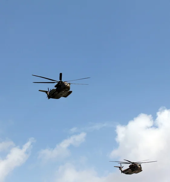 Israeliska flygvapnet helikoptrar på parad för att hedra självständighetsdagen — Stockfoto