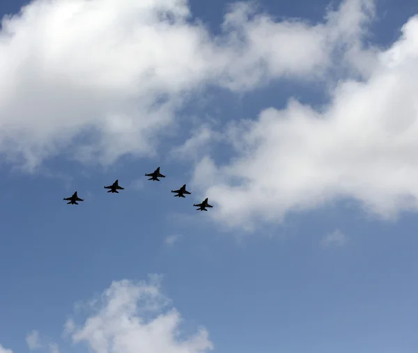 Israeli Air Force airplanes (five jet fighters) at parade in honor of Independence Day . Tel Aviv, Israel — Stock Photo, Image