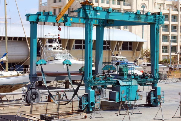 The mechanism for lifting the boat ashore — Stock Photo, Image
