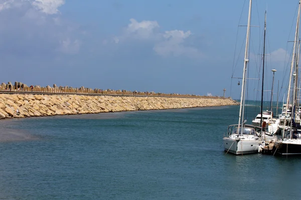 Walking dam walls off the marina from the sea — Stock Photo, Image